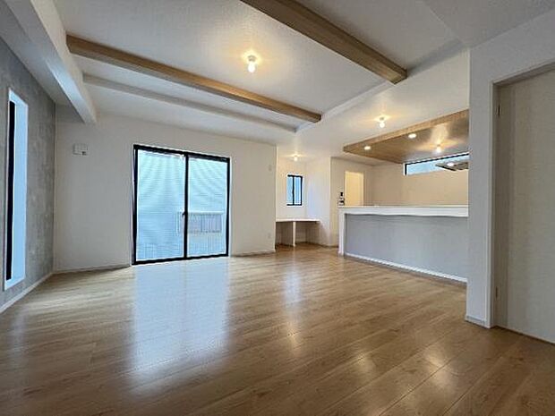 明るい日差しが入る風通しの良いリビングです。