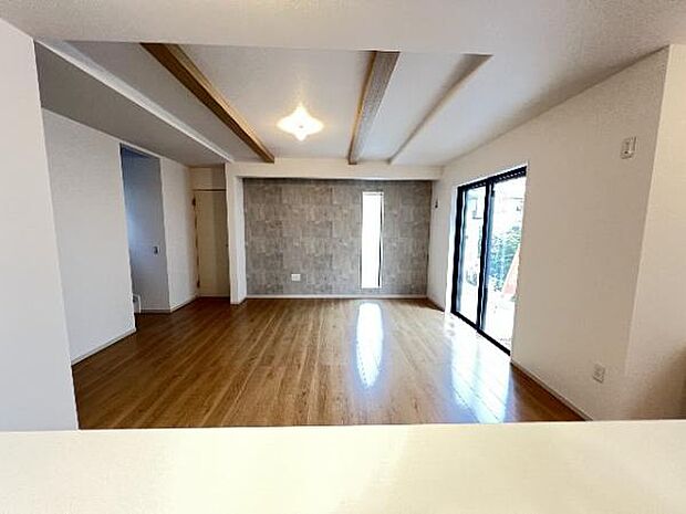 キッチンからリビングが見渡せ、お料理中もご家族の様子を見守れます