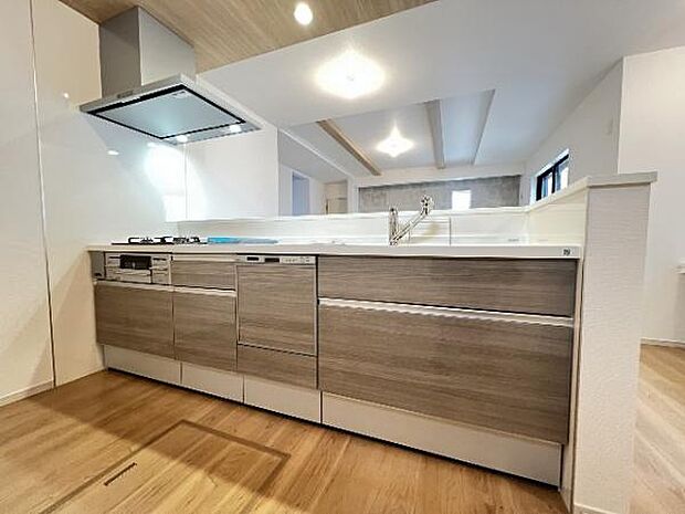 作業スペースが広く家事動線をゆったりと確保できるキッチンです。