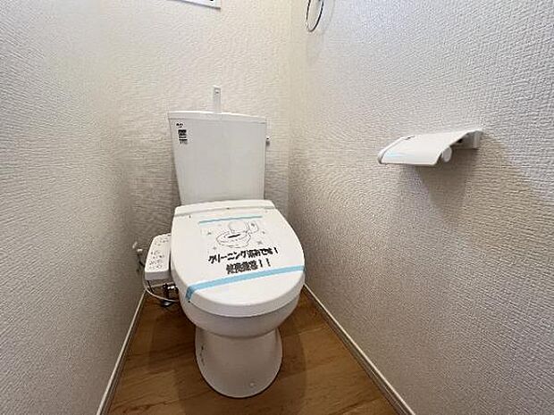 シャワー洗浄機能付のトイレは、清潔感が印象的な空間ですね。