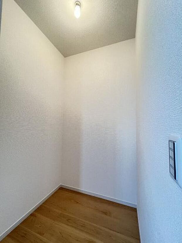 ウォークインクローゼットがあり収納スペースも豊富。季節物もスッキリ片付きそうです。