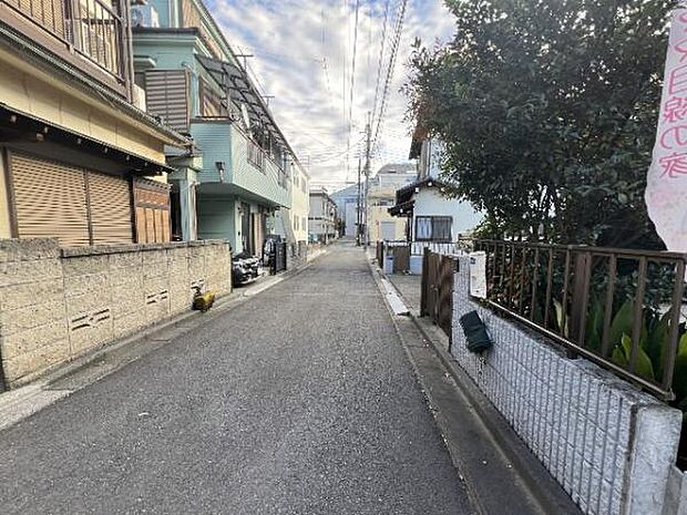 前面道路を含めた現地写真です。