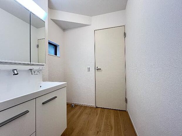 快適で清潔感がある脱衣スペースです。