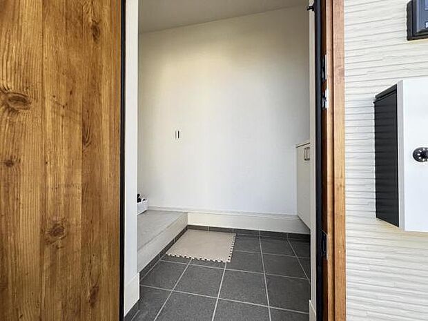 いつも気持ちよくご家族を迎えられる玄関です。