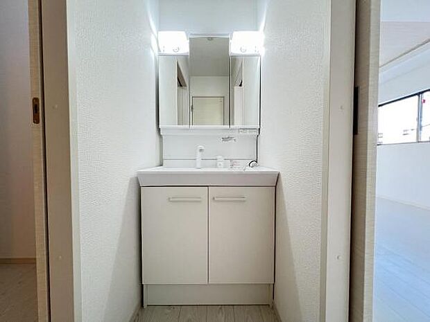 洗面化粧台です。朝の身支度から1日が始まります。