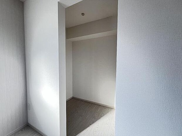 ウォークインクローゼットがあり収納スペースも豊富。季節物もスッキリ片付きそうです。