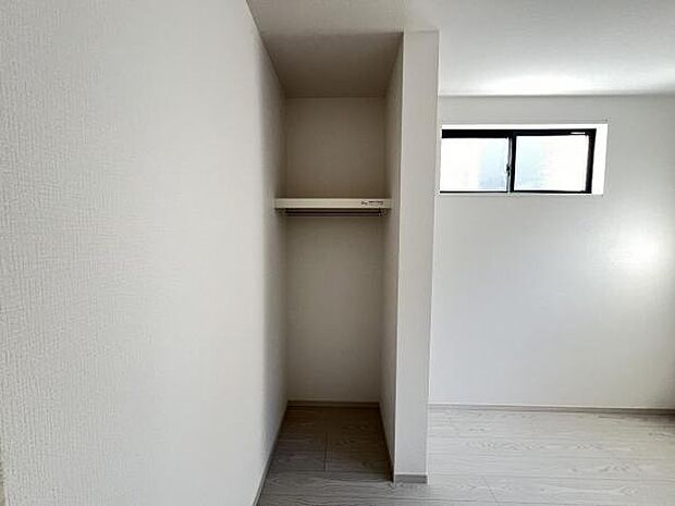 いつでもお部屋をスッキリお使い頂ける収納スペースを設置。