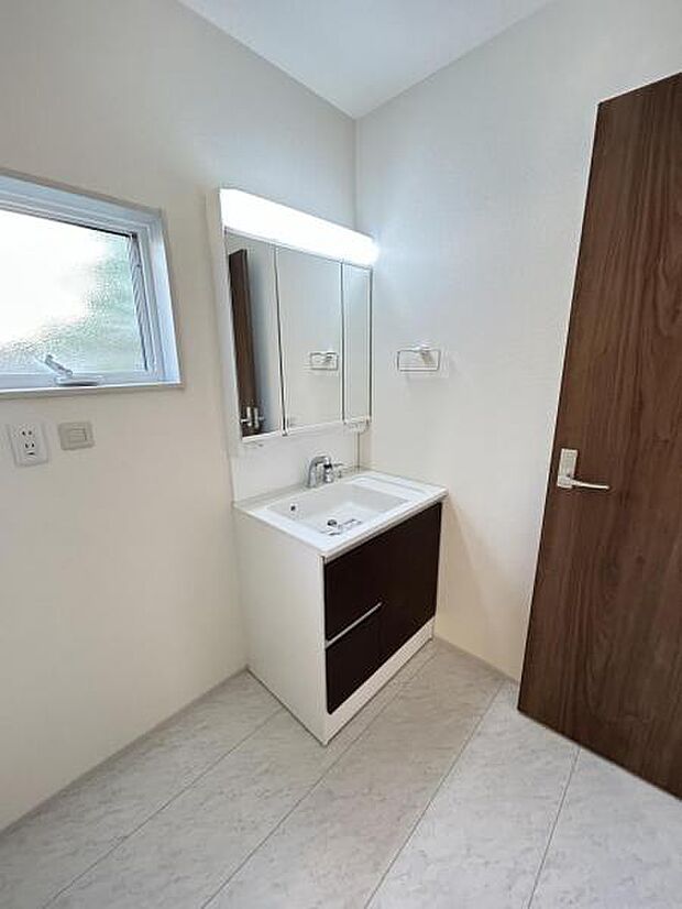 洗面化粧台です。朝の身支度から1日が始まります。