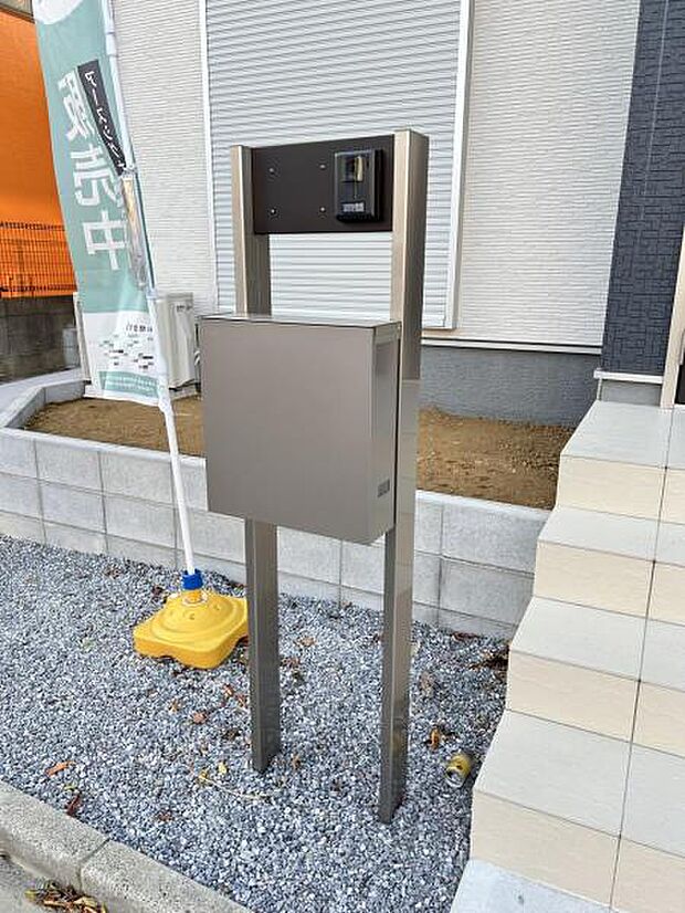 TVドアホンとポストが付いた門柱です。