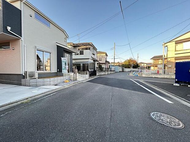 前面道路を含めた現地写真です。