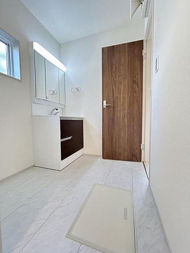 脱衣所は小さなお子様がいるご家庭にも重宝されます。