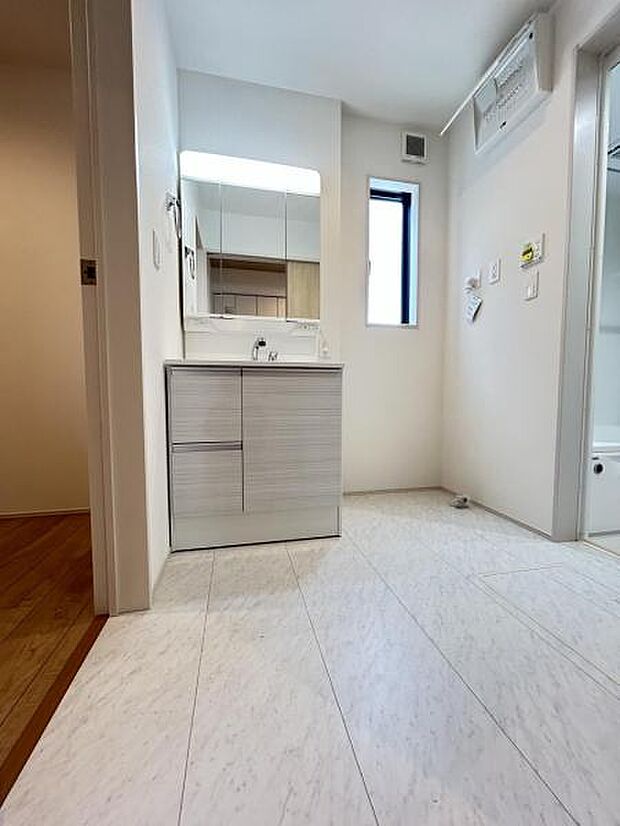 洗面化粧台です。朝の身支度から1日が始まります。