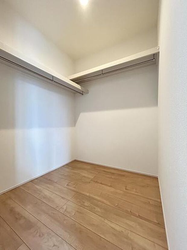 ウォークインクローゼットがあり収納スペースも豊富。季節物もスッキリ片付きそうです。