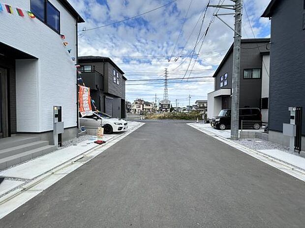 前面道路を含めた現地写真です。