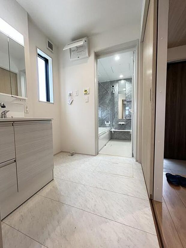 お天気を気にせずお洗濯ができ、室内干し可能です。