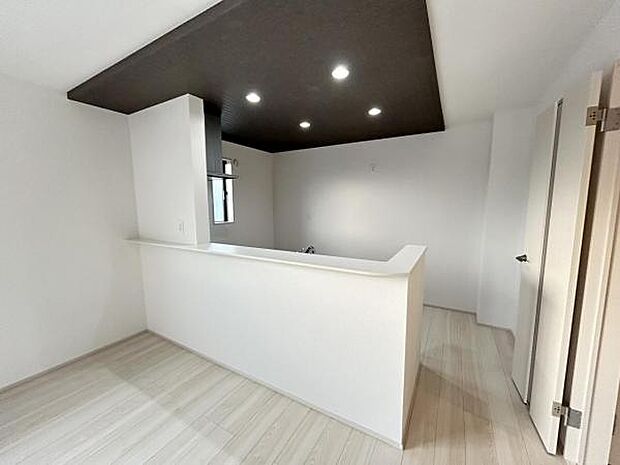 お食事中もキッチンと会話が楽しめるダイニングスペース。