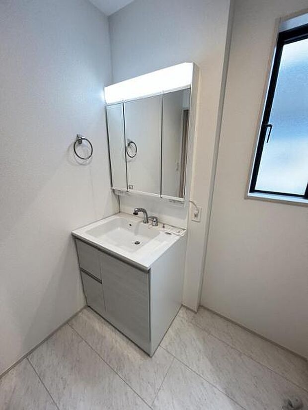 洗面化粧台です。朝の身支度から1日が始まります。