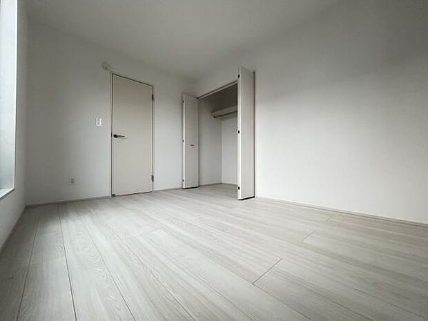 いつでもお部屋をスッキリお使い頂ける収納スペースを設置。