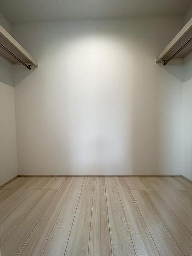 ウォークインクローゼットがあり収納スペースも豊富。季節物もスッキリ片付きそうです。