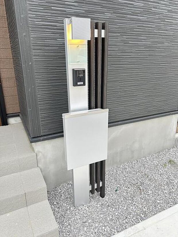 TVドアホンとポストが付いた門柱です。