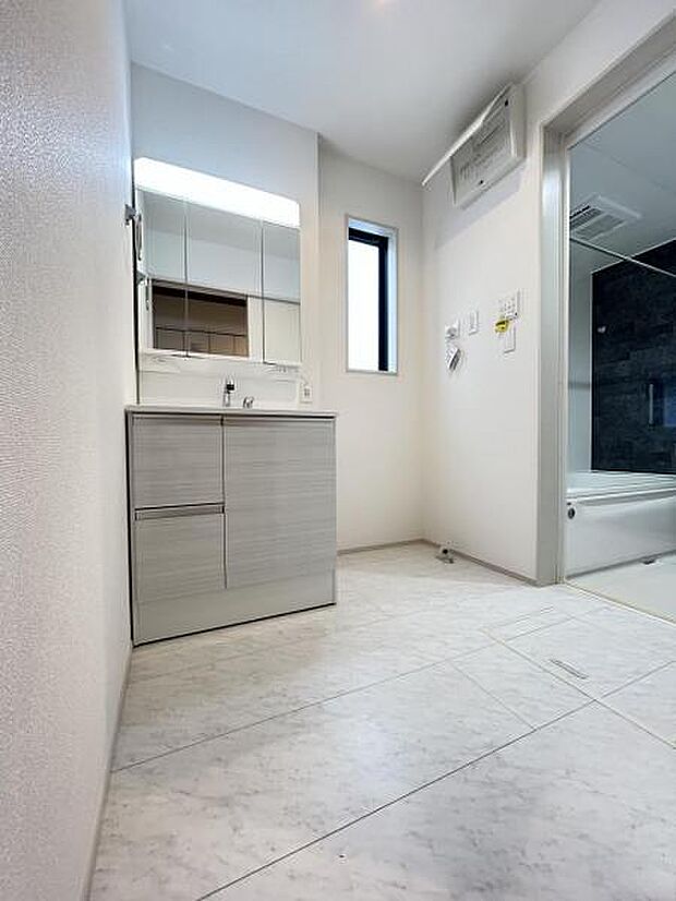 お天気を気にせずお洗濯ができ、室内干し可能です。