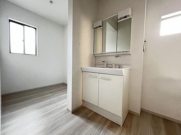 洗面化粧台です。朝の身支度から1日が始まります。