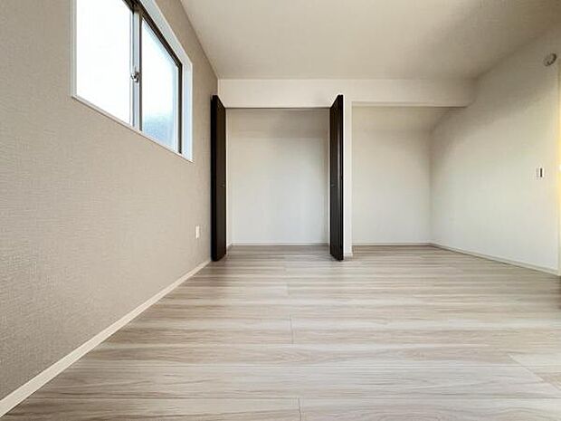 いつでもお部屋をスッキリお使い頂ける収納スペースを設置。