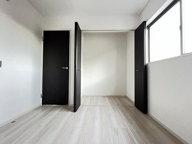 いつでもお部屋をスッキリお使い頂ける収納スペースを設置。