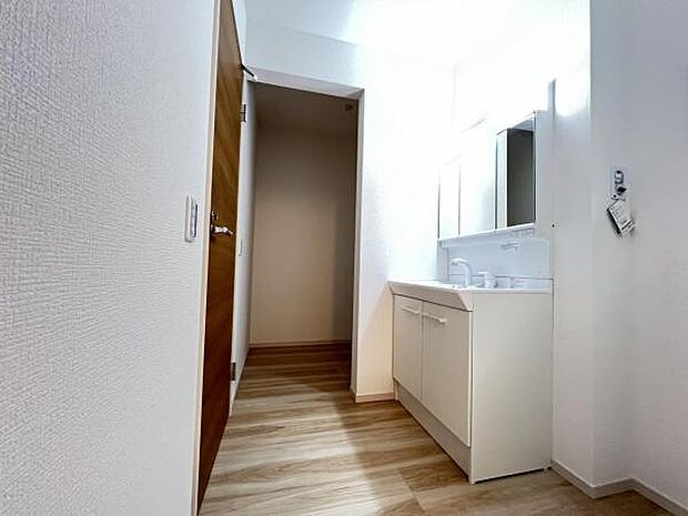 洗面化粧台です。朝の身支度から1日が始まります。