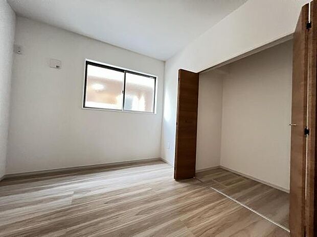 いつでもお部屋をスッキリお使い頂ける収納スペースを設置。