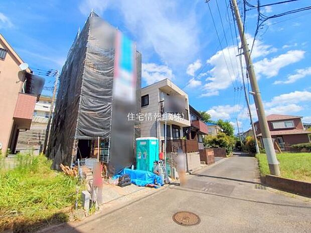 前面道路を含めた現地写真です。