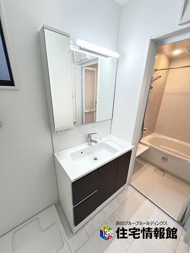 洗面化粧台です。朝の身支度から1日が始まります。