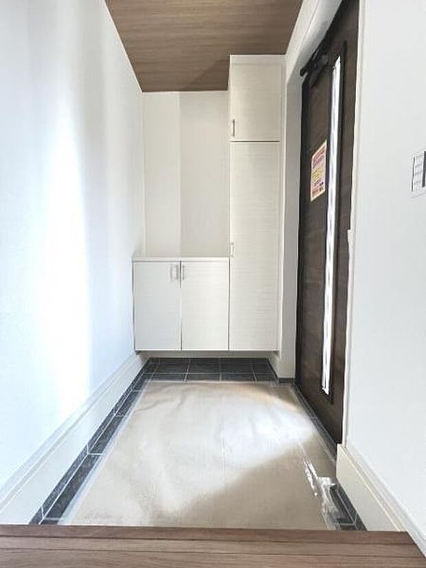 綺麗で明るい玄関でお客様をお迎えいただけます。