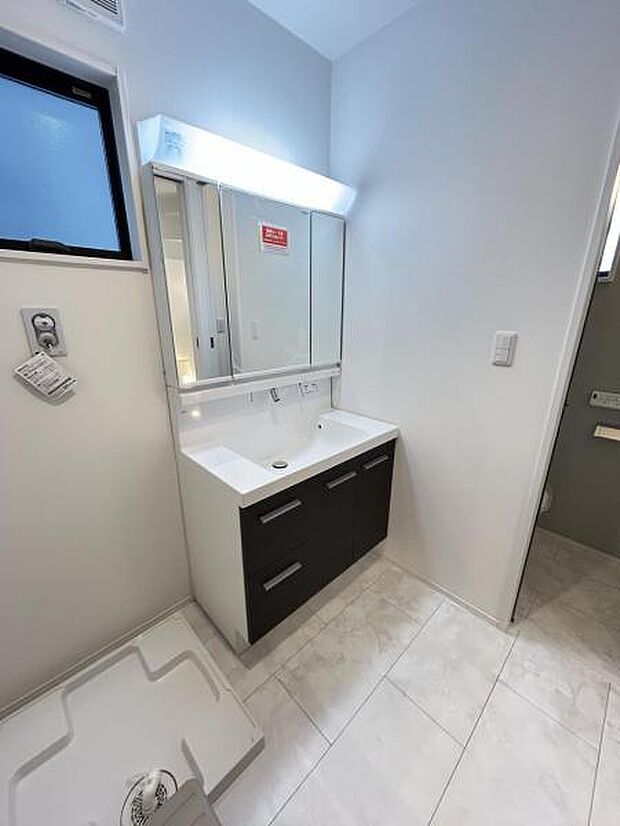 洗面化粧台です。朝の身支度から1日が始まります。