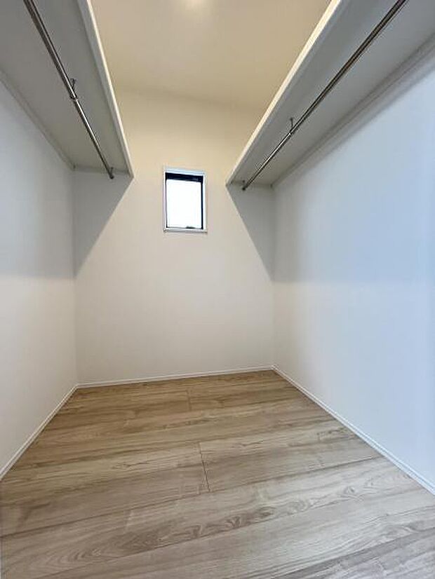 ウォークインクローゼットがあり収納スペースも豊富。季節物もスッキリ片付きそうです。