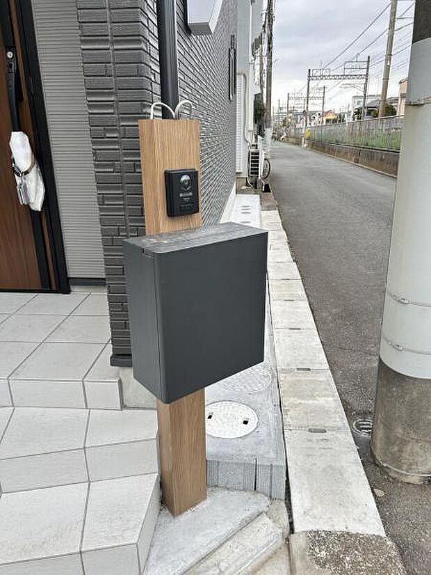 TVドアホンとポストが付いた門柱です。