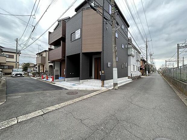 前面道路を含めた現地写真です。