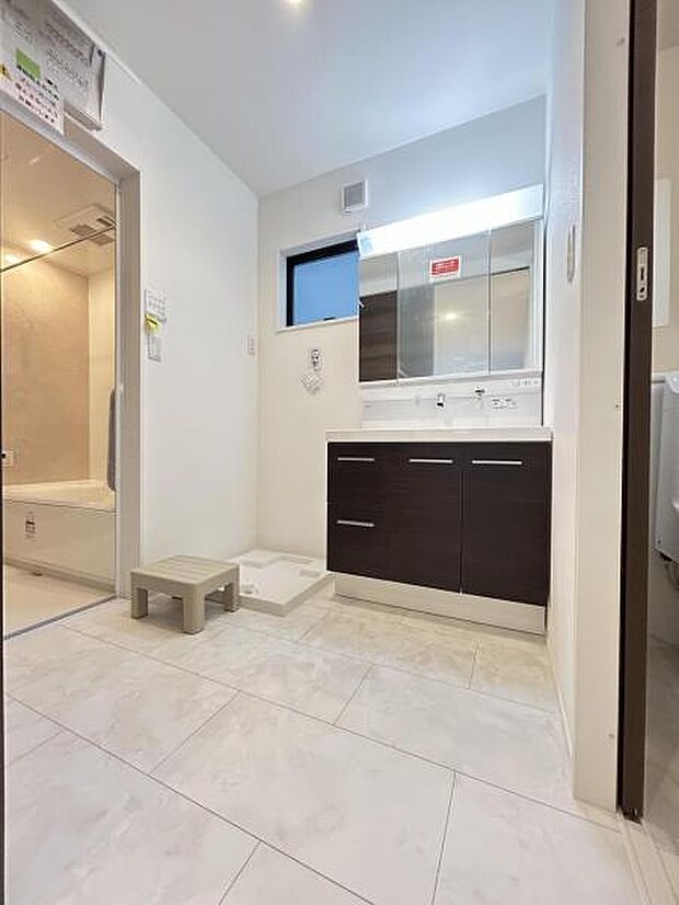 脱衣所は小さなお子様がいるご家庭にも重宝されます。