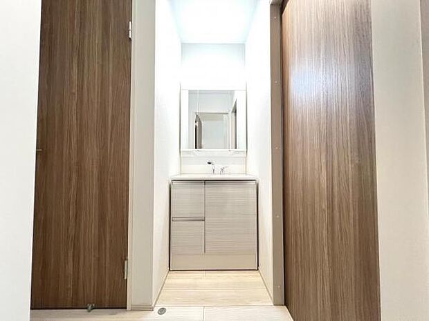 洗面化粧台です。朝の身支度から1日が始まります。