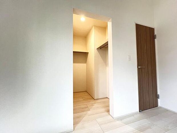 ウォークインクローゼットがあり収納スペースも豊富。季節物もスッキリ片付きそうです。