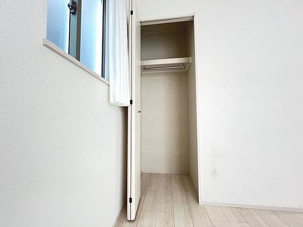 いつでもお部屋をスッキリお使い頂ける収納スペースを設置。