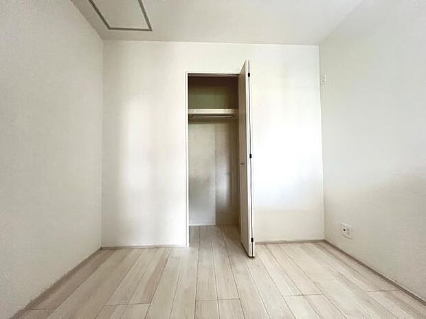 いつでもお部屋をスッキリお使い頂ける収納スペースを設置。