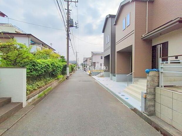 前面道路を含めた現地写真です。