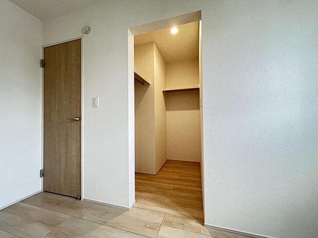ウォークインクローゼットがあり収納スペースも豊富。季節物もスッキリ片付きそうです。