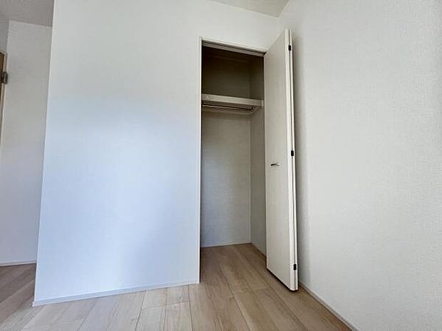 いつでもお部屋をスッキリお使い頂ける収納スペースを設置。