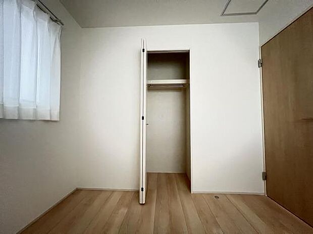 いつでもお部屋をスッキリお使い頂ける収納スペースを設置。