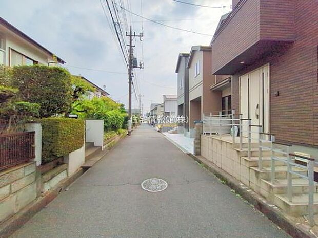 前面道路を含めた現地写真です。