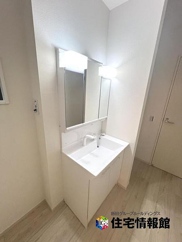 洗面化粧台です。朝の身支度から1日が始まります。