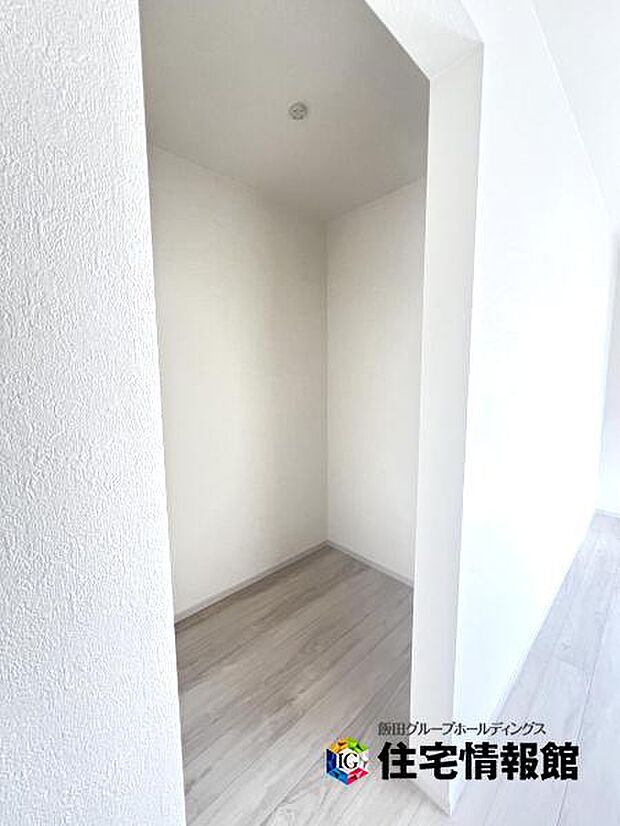 ウォークインクローゼットがあり収納スペースも豊富。季節物もスッキリ片付きそうです。