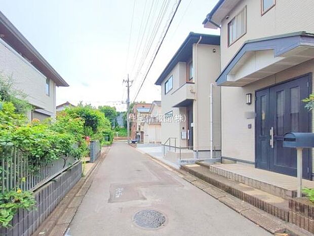 前面道路を含めた現地写真です。